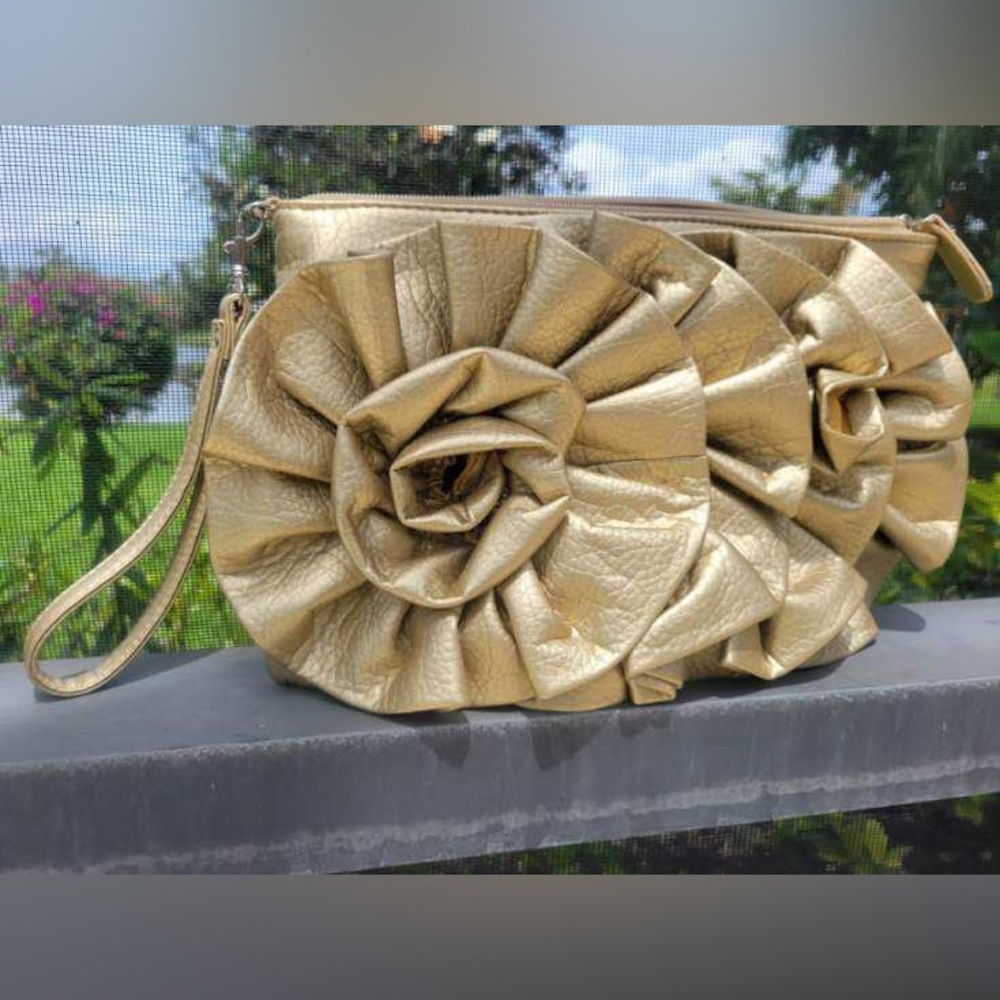 Gold dimensional ruffle rose wristlet - Picture 3 of 6
